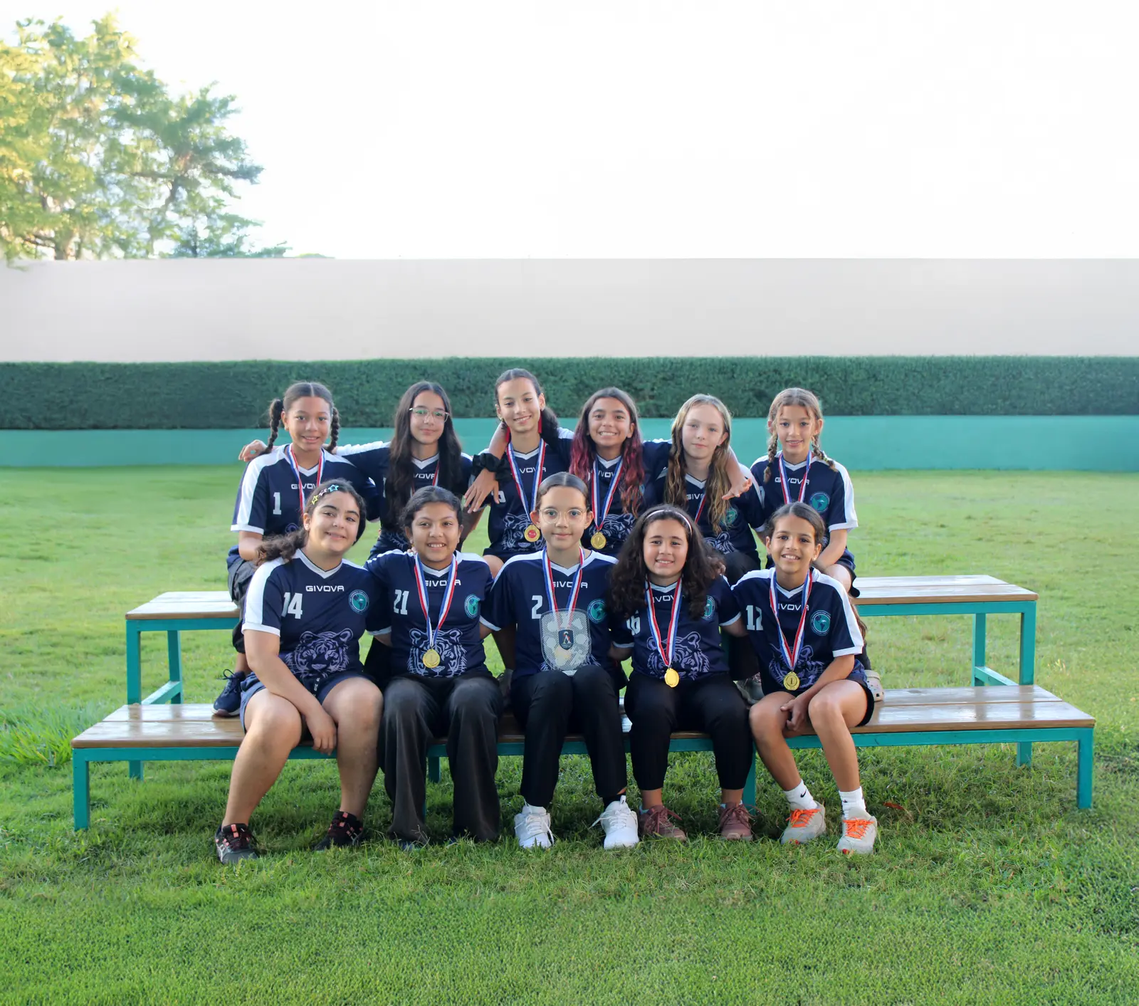 Equipo deportivo de TCFL con sus medallas