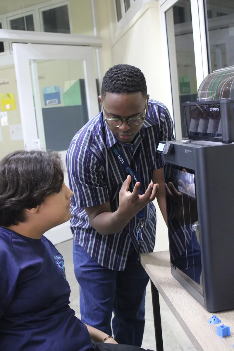 Estudiante y profesor en The Community for Learning